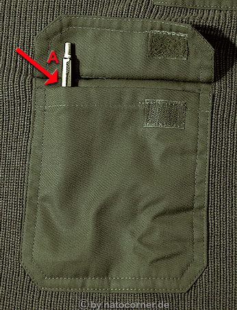 Brusttasche des Heerespullovers, mit Einschub für Winkellampe